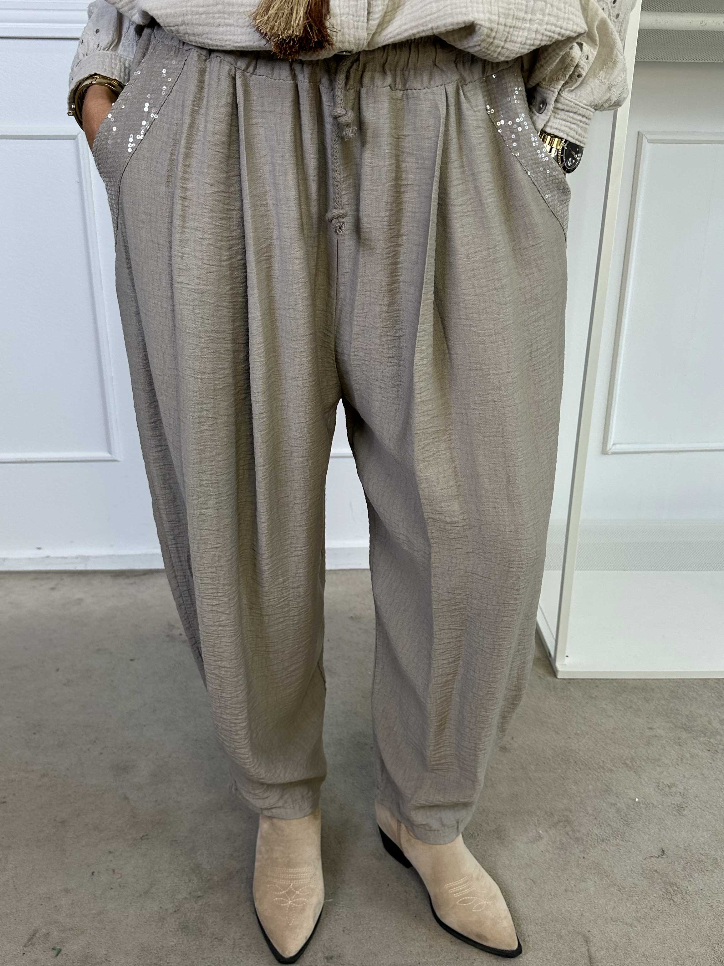 Ines - Løse bukser i viskose med pailletter på lommerne